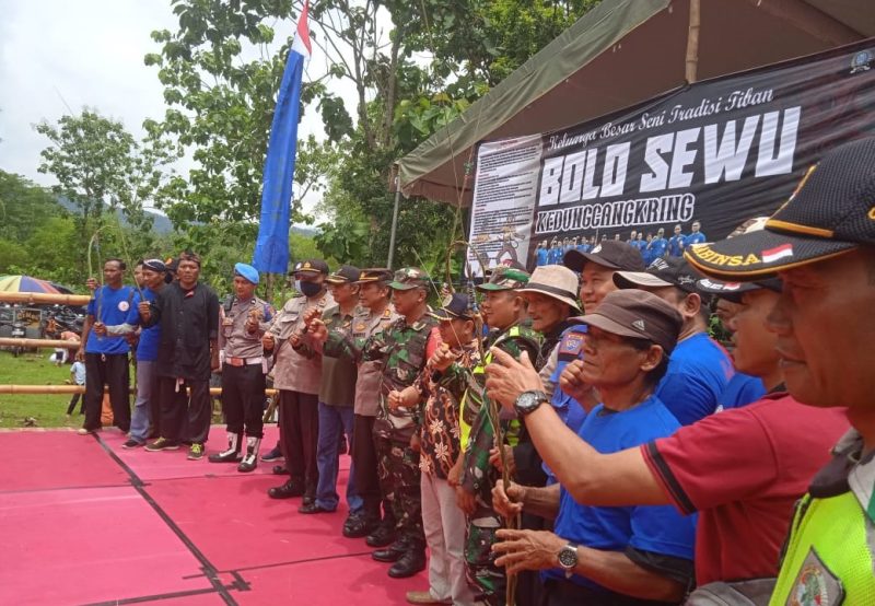 Gelaran Seni Tiban Penonton Mbludak, Polisi Humanis Bikin Tenang Penonton. (R Azzahra)