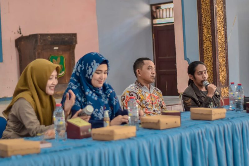 Foto: Acara seminar optimalisasi UMKM yang dihadiri oleh Hj. Nurfitriana dan Ketua Umum Ok Oce Syam Sumenep Fauzi As.