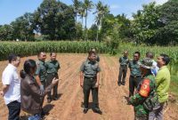 Letkol Inf Nur Cholis bersama Kabag Analisgiatbinter Subditbininfoanalister Sdirpit Pusterad didampingi Dandim 0827/Sumenep Letkol Czi Donny Pramudya Mahardi saat kunjungan ke Sumenep pada Rabu (22/2/2023).