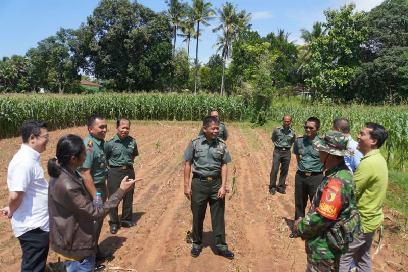 Letkol Inf Nur Cholis bersama Kabag Analisgiatbinter Subditbininfoanalister Sdirpit Pusterad didampingi Dandim 0827/Sumenep Letkol Czi Donny Pramudya Mahardi saat kunjungan ke Sumenep pada Rabu (22/2/2023).