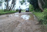 Kondisi jalan kabupaten yang rusak parah di Dusun Tajjan, Desa Kerta Barat, Kecamatan Dasuk, Sumenep. (Dok. bagiberita.id/)