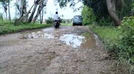 Kondisi jalan kabupaten yang rusak parah di Dusun Tajjan, Desa Kerta Barat, Kecamatan Dasuk, Sumenep. (Dok. bagiberita.id/)