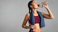 Jangan Sepelekan Minum Sambil Berdiri, Akibatnya Bisa Begini Minum Sambil Berdiri