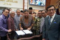 Menko Perekonomian RI Airlangga Hartanto menandatangani hasil Rapat Pleno Badan Legislasi DPR RI tentang RUU Perppu Cipta Kerja untuk menjadi UU Cipta Kerja di Gedung Nusantara I, Jakarta. (Instagram @airlanggahartanto_official)