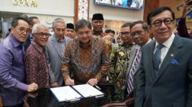 Menko Perekonomian RI Airlangga Hartanto menandatangani hasil Rapat Pleno Badan Legislasi DPR RI tentang RUU Perppu Cipta Kerja untuk menjadi UU Cipta Kerja di Gedung Nusantara I, Jakarta. (Instagram @airlanggahartanto_official)