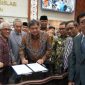 Menko Perekonomian RI Airlangga Hartanto menandatangani hasil Rapat Pleno Badan Legislasi DPR RI tentang RUU Perppu Cipta Kerja untuk menjadi UU Cipta Kerja di Gedung Nusantara I, Jakarta. (Instagram @airlanggahartanto_official)