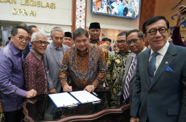 Menko Perekonomian RI Airlangga Hartanto menandatangani hasil Rapat Pleno Badan Legislasi DPR RI tentang RUU Perppu Cipta Kerja untuk menjadi UU Cipta Kerja di Gedung Nusantara I, Jakarta. (Instagram @airlanggahartanto_official)