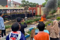 Foto : Sejumlah Mahasiswa Gelar Aksi di Depan Kantor Pemkab Sumenep
