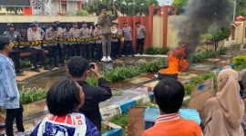 Foto : Sejumlah Mahasiswa Gelar Aksi di Depan Kantor Pemkab Sumenep