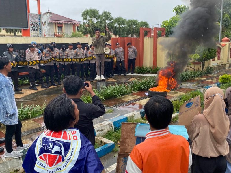 Foto : Sejumlah Mahasiswa Gelar Aksi di Depan Kantor Pemkab Sumenep