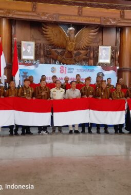 Pupuk Rasa Nasionalisme Pada Masyarakat, Plt Bupati Tulungagung Bagikan Sepuluh Ribu Bendera