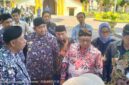 Bupati Sumenep Dr. H. Achmad Fauzi Wongsojudo didampingi Kepala DKPP Chainur Rasyid bersama Bupati Blitar Rijanto dan jajaran mengikuti rangkaian kegiatan kerja sama antardaerah yang dilanjutkan dengan pasar lelang komoditas pertanian di Pendopo Kabupaten Sumenep, Kamis (17/9/2026). Kegiatan tersebut mempertemukan hasil panen petani dengan pelaku usaha dan pedagang besar melalui mekanisme lelang terbuka.