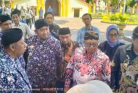 Bupati Sumenep Dr. H. Achmad Fauzi Wongsojudo didampingi Kepala DKPP Chainur Rasyid bersama Bupati Blitar Rijanto dan jajaran mengikuti rangkaian kegiatan kerja sama antardaerah yang dilanjutkan dengan pasar lelang komoditas pertanian di Pendopo Kabupaten Sumenep, Kamis (17/9/2026). Kegiatan tersebut mempertemukan hasil panen petani dengan pelaku usaha dan pedagang besar melalui mekanisme lelang terbuka.