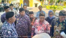 Bupati Sumenep Dr. H. Achmad Fauzi Wongsojudo didampingi Kepala DKPP Chainur Rasyid bersama Bupati Blitar Rijanto dan jajaran mengikuti rangkaian kegiatan kerja sama antardaerah yang dilanjutkan dengan pasar lelang komoditas pertanian di Pendopo Kabupaten Sumenep, Kamis (17/9/2026). Kegiatan tersebut mempertemukan hasil panen petani dengan pelaku usaha dan pedagang besar melalui mekanisme lelang terbuka.