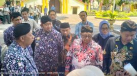 Bupati Sumenep Dr. H. Achmad Fauzi Wongsojudo didampingi Kepala DKPP Chainur Rasyid bersama Bupati Blitar Rijanto dan jajaran mengikuti rangkaian kegiatan kerja sama antardaerah yang dilanjutkan dengan pasar lelang komoditas pertanian di Pendopo Kabupaten Sumenep, Kamis (17/9/2026). Kegiatan tersebut mempertemukan hasil panen petani dengan pelaku usaha dan pedagang besar melalui mekanisme lelang terbuka.