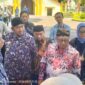 Bupati Sumenep Dr. H. Achmad Fauzi Wongsojudo didampingi Kepala DKPP Chainur Rasyid bersama Bupati Blitar Rijanto dan jajaran mengikuti rangkaian kegiatan kerja sama antardaerah yang dilanjutkan dengan pasar lelang komoditas pertanian di Pendopo Kabupaten Sumenep, Kamis (17/9/2026). Kegiatan tersebut mempertemukan hasil panen petani dengan pelaku usaha dan pedagang besar melalui mekanisme lelang terbuka.