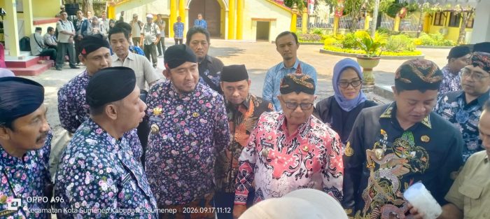 Bupati Sumenep Dr. H. Achmad Fauzi Wongsojudo didampingi Kepala DKPP Chainur Rasyid bersama Bupati Blitar Rijanto dan jajaran mengikuti rangkaian kegiatan kerja sama antardaerah yang dilanjutkan dengan pasar lelang komoditas pertanian di Pendopo Kabupaten Sumenep, Kamis (17/9/2026). Kegiatan tersebut mempertemukan hasil panen petani dengan pelaku usaha dan pedagang besar melalui mekanisme lelang terbuka.