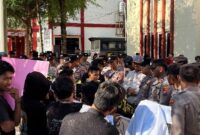 Gerakan Mahasiswa Sumenep (GMS) dalam aksinya di depan gedung kantor Inspektorat Kabupaten Sumenep pada Rabu (16/9).