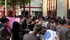Gerakan Mahasiswa Sumenep (GMS) dalam aksinya di depan gedung kantor Inspektorat Kabupaten Sumenep pada Rabu (16/9).