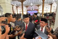 Bupati Sumenep, Achmad Fauzi Wongsojudo saat wawancara dengan sejumlah wartawan.
