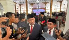 Bupati Sumenep, Achmad Fauzi Wongsojudo saat wawancara dengan sejumlah wartawan. 