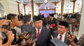 Bupati Sumenep, Achmad Fauzi Wongsojudo saat wawancara dengan sejumlah wartawan. 