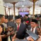 Bupati Sumenep, Achmad Fauzi Wongsojudo saat wawancara dengan sejumlah wartawan. 