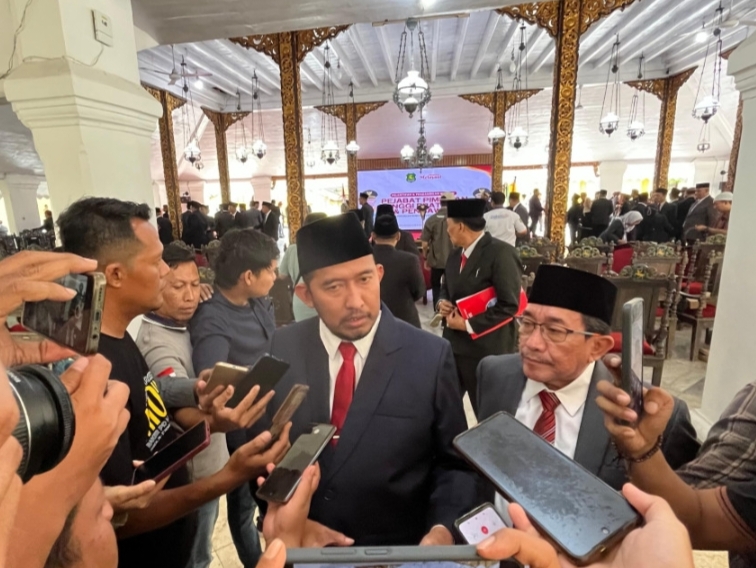 Bupati Sumenep, Achmad Fauzi Wongsojudo saat wawancara dengan sejumlah wartawan. 