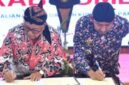 Bupati Sumenep, Drs.H.Achmad Fauzi Wongsojudo, SH.,MH (kanan) bersama Pihak Pemkab Blitar tanda tangani MoU perkuat kerja sama pembangunan di Pendopo Agung Keraton Sumenep.