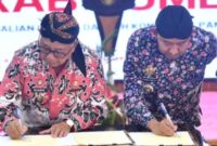 Bupati Sumenep, Drs.H.Achmad Fauzi Wongsojudo, SH.,MH (kanan) bersama Pihak Pemkab Blitar tanda tangani MoU perkuat kerja sama pembangunan di Pendopo Agung Keraton Sumenep.