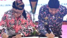 Bupati Sumenep, Drs.H.Achmad Fauzi Wongsojudo, SH.,MH (kanan) bersama Pihak Pemkab Blitar tanda tangani MoU perkuat kerja sama pembangunan di Pendopo Agung Keraton Sumenep.