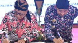 Bupati Sumenep, Drs.H.Achmad Fauzi Wongsojudo, SH.,MH (kanan) bersama Pihak Pemkab Blitar tanda tangani MoU perkuat kerja sama pembangunan di Pendopo Agung Keraton Sumenep.