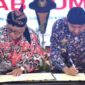 Bupati Sumenep, Drs.H.Achmad Fauzi Wongsojudo, SH.,MH (kanan) bersama Pihak Pemkab Blitar tanda tangani MoU perkuat kerja sama pembangunan di Pendopo Agung Keraton Sumenep.