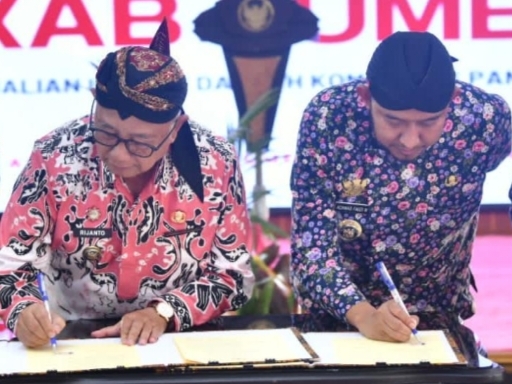 Bupati Sumenep, Drs.H.Achmad Fauzi Wongsojudo, SH.,MH (kanan) bersama Pihak Pemkab Blitar tanda tangani MoU perkuat kerja sama pembangunan di Pendopo Agung Keraton Sumenep.
