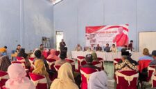 Penyerahan dana reses oleh MH Said Abdullah untuk renovasi rumah tidak layak tinggal. 