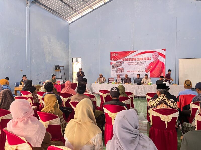 Penyerahan dana reses oleh MH Said Abdullah untuk renovasi rumah tidak layak huni. 