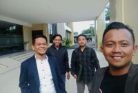 Sulaisi Abdurrazaq bersama rekan.