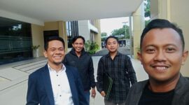 Sulaisi Abdurrazaq bersama rekan.
