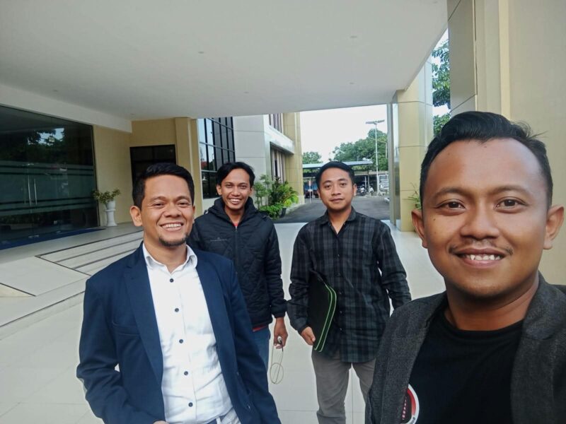 Sulaisi Abdurrazaq bersama rekan.